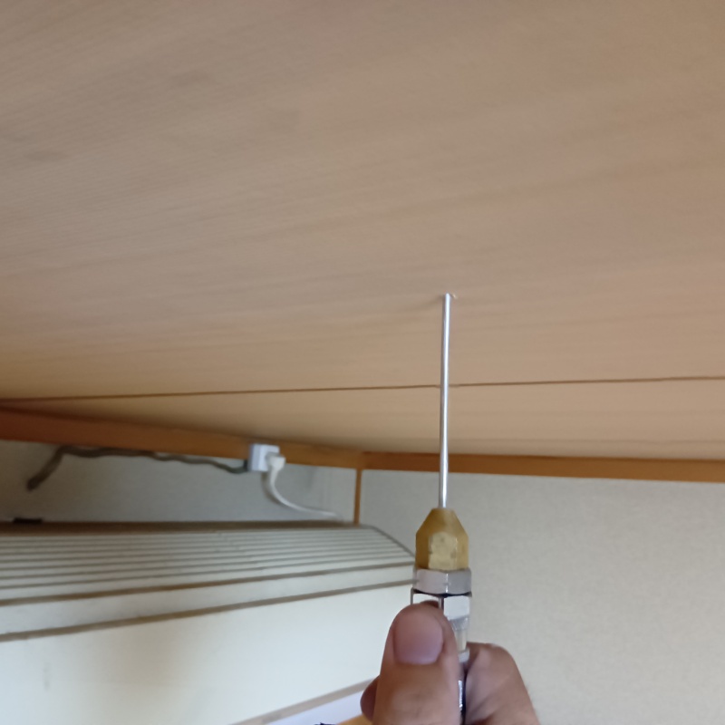 天井にシロアリ駆除剤を注入