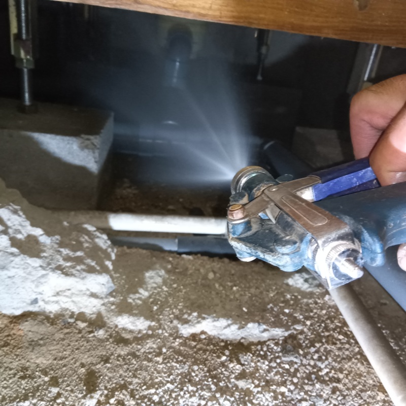 床下の木材にシロアリ駆除剤を散布