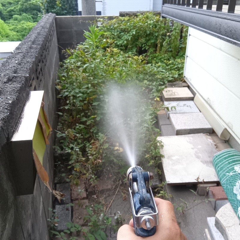 屋外の地面にシロアリ駆除剤を散布