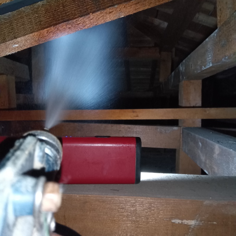 屋根裏にシロアリ駆除剤を散布