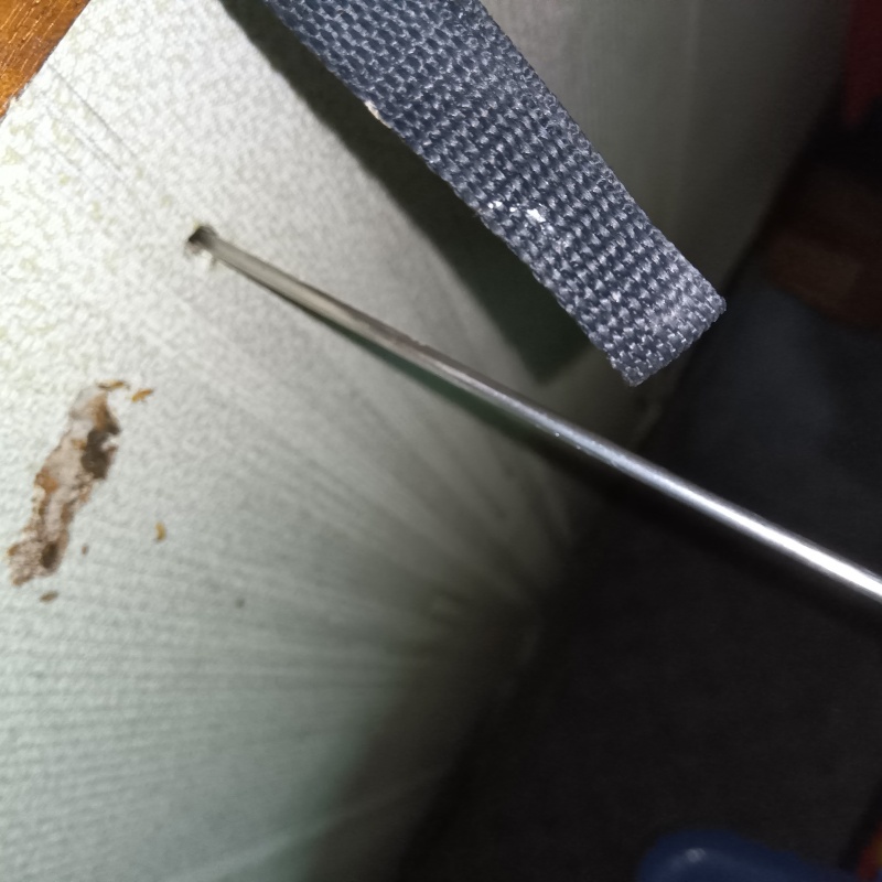 壁にシロアリ駆除剤を注入