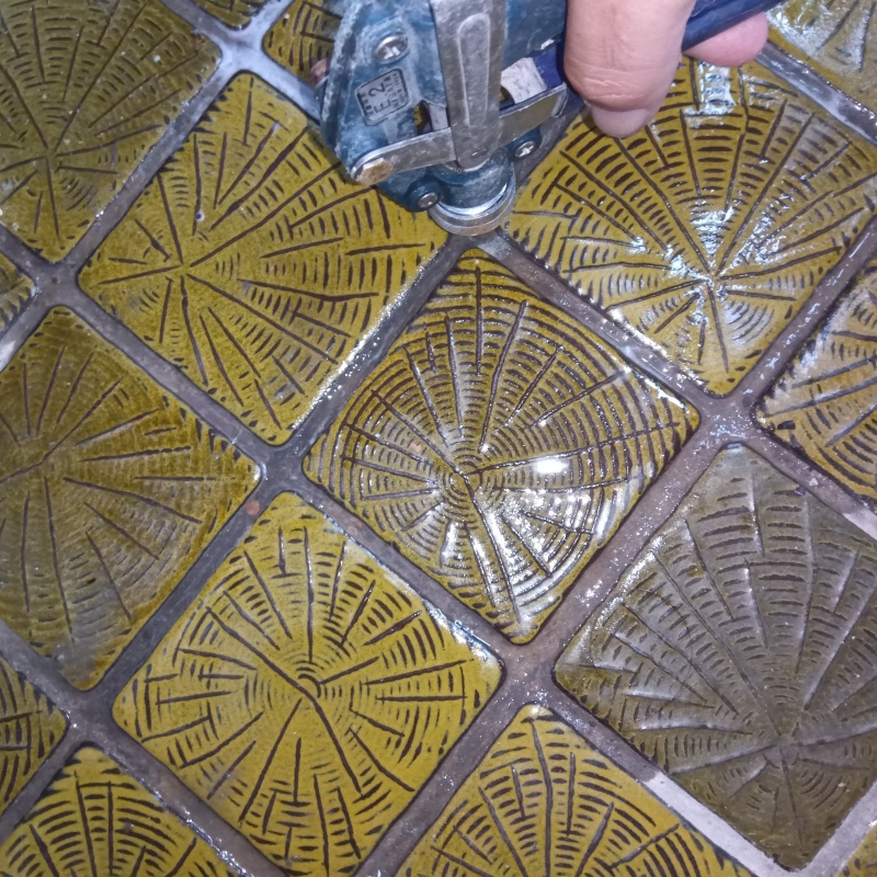 床にシロアリ駆除剤を注入