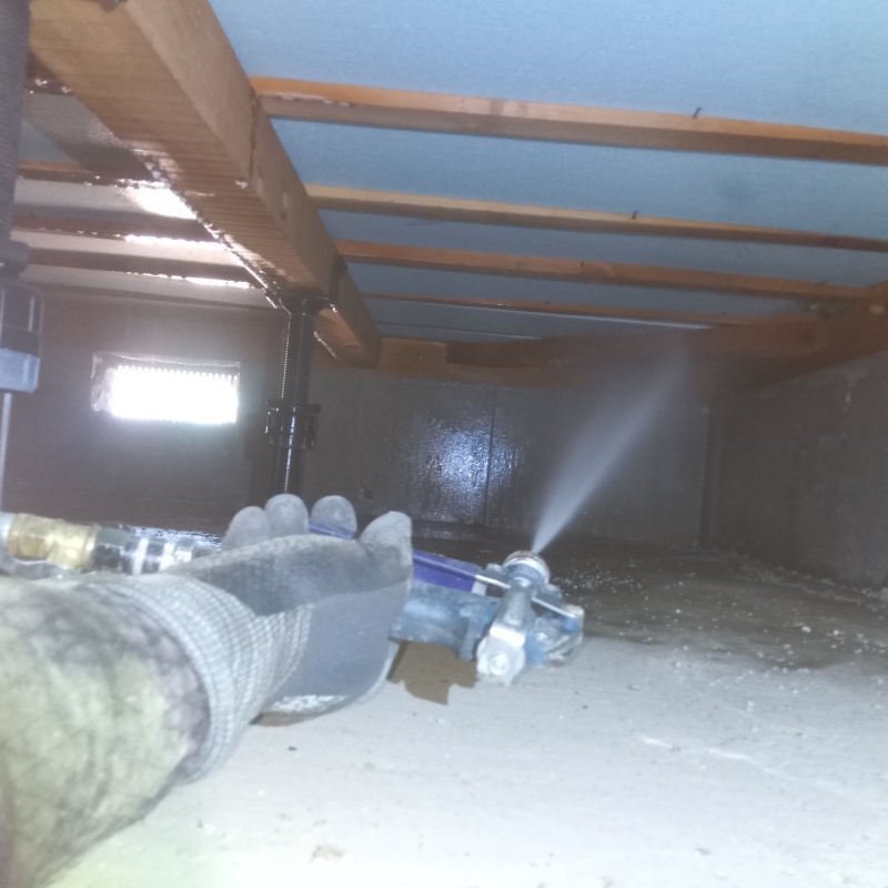 床下の木材にシロアリ駆除剤を散布