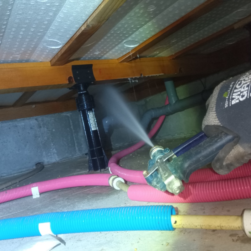 床下の木材にシロアリ駆除剤を散布