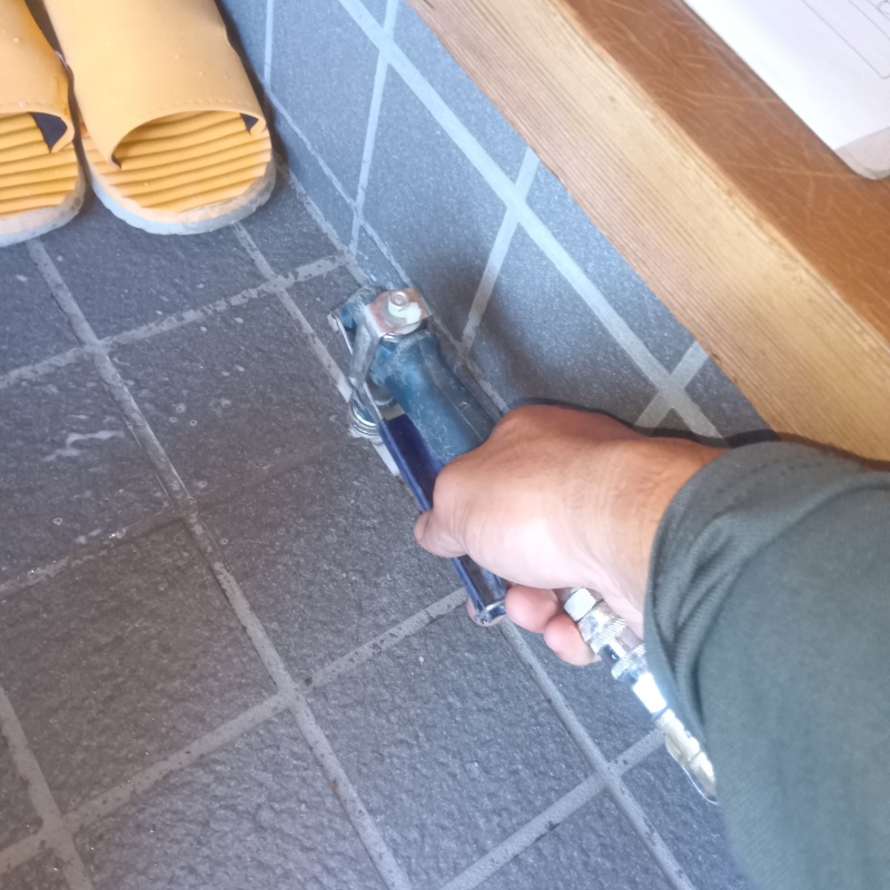 床にシロアリ駆除剤を注入