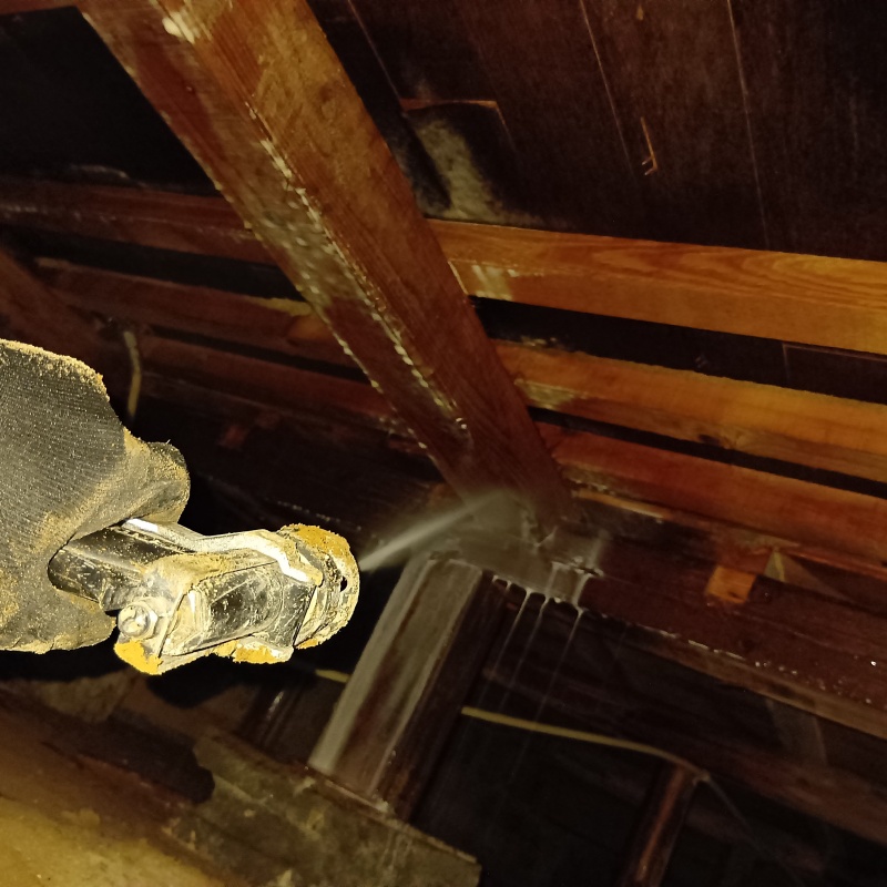 床下の木材にシロアリ駆除剤を散布