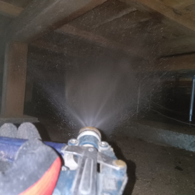 床下の木材にシロアリ駆除剤を散布