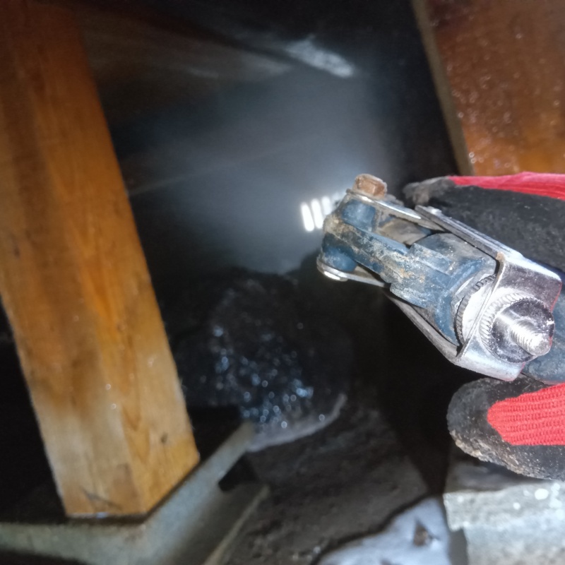 床下の地面にシロアリ駆除剤を散布