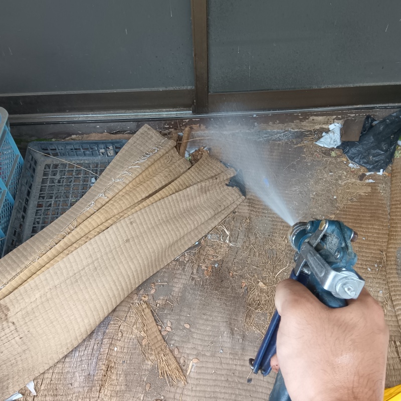 建物の外周にシロアリ駆除剤を散布