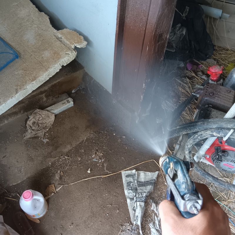 建物の外周にシロアリ駆除剤を散布