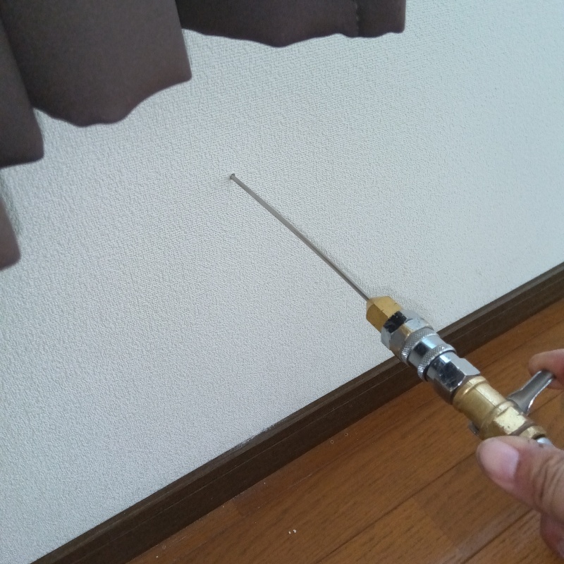 壁にシロアリ駆除剤を注入