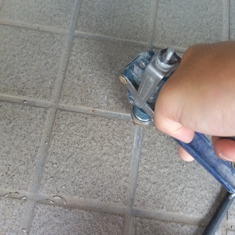 床にシロアリ駆除剤を注入