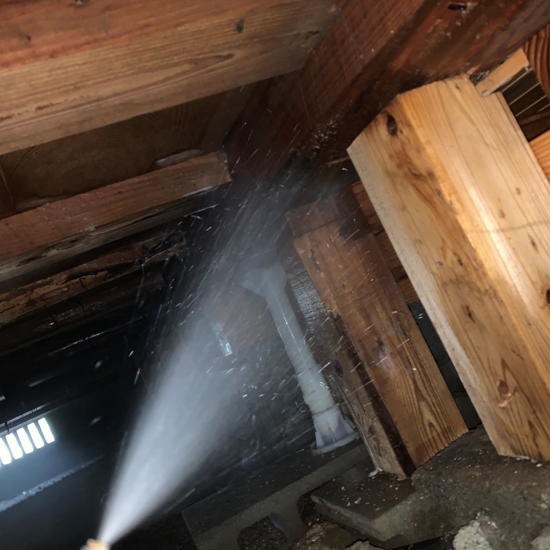 床下の木材にシロアリ駆除剤を散布