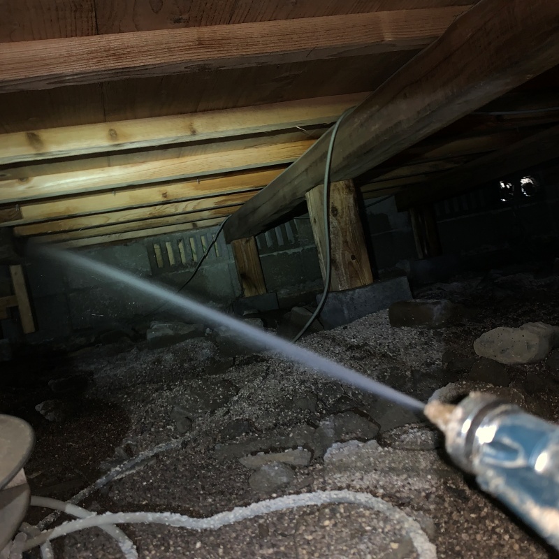 床下の木材にシロアリ駆除剤を散布