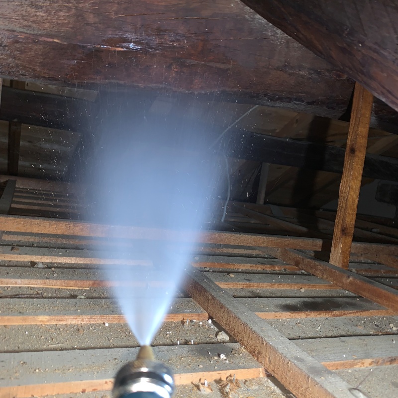 屋根裏にシロアリ駆除剤を散布