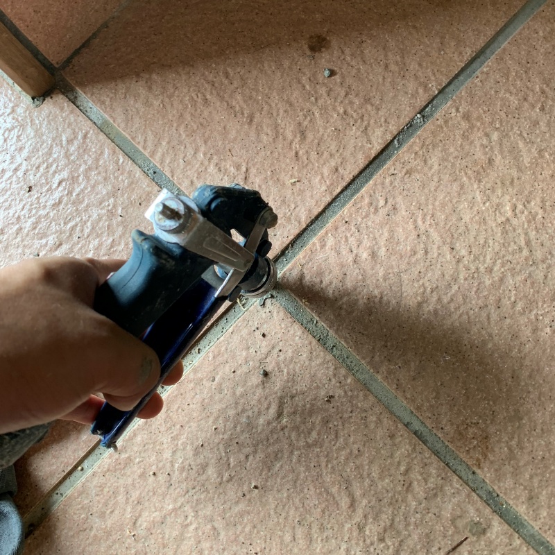 床にシロアリ駆除剤を注入