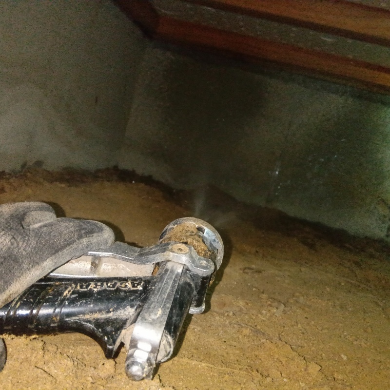 床下の木材にシロアリ駆除剤を散布