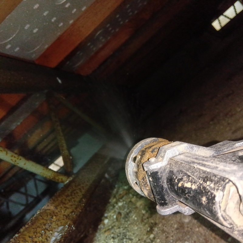 床下の木材にシロアリ駆除剤を散布