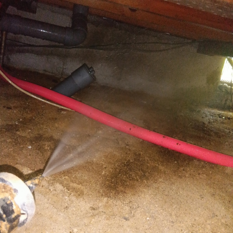 床下の地面にシロアリ駆除剤を散布