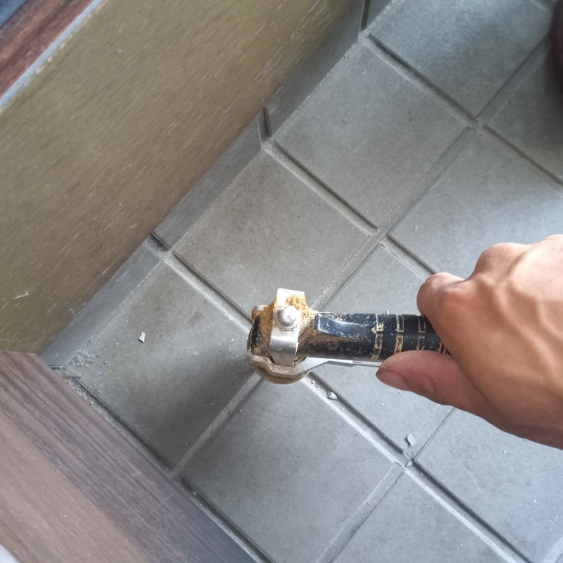 床にシロアリ駆除剤を注入