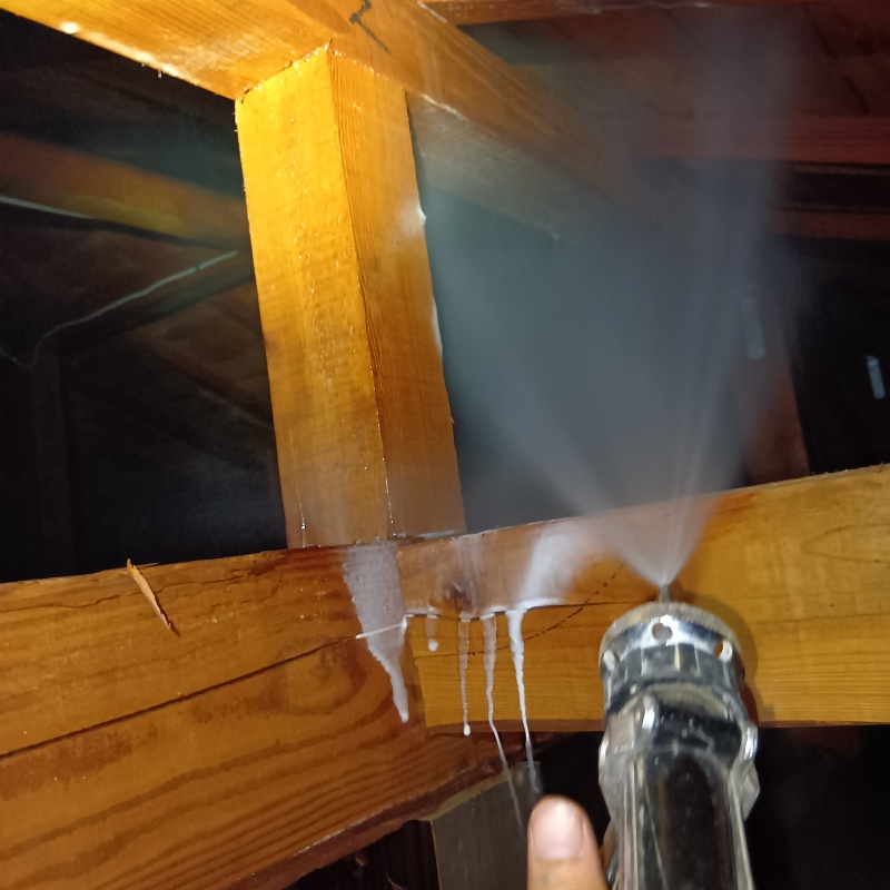 床下の木材にシロアリ駆除剤を散布