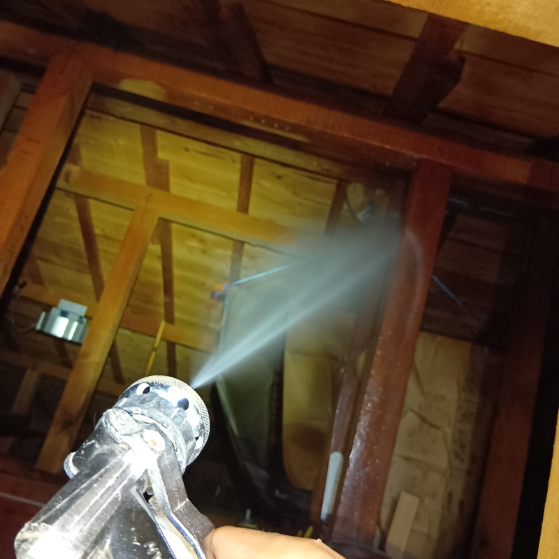 床下の木材にシロアリ駆除剤を散布