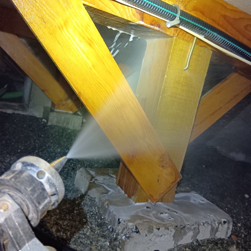 床下の木材にシロアリ駆除剤を散布