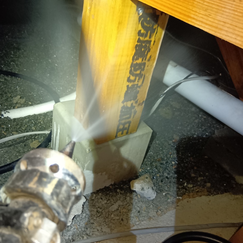 床下の木材にシロアリ駆除剤を散布