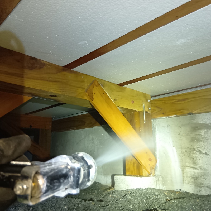 床下の基礎部分にシロアリ駆除剤を散布