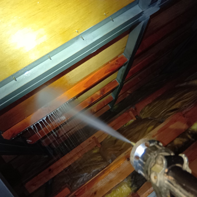 屋根裏にシロアリ駆除剤を散布