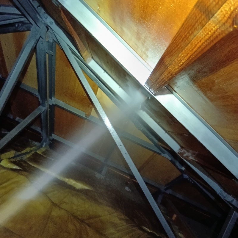 屋根裏にシロアリ駆除剤を散布