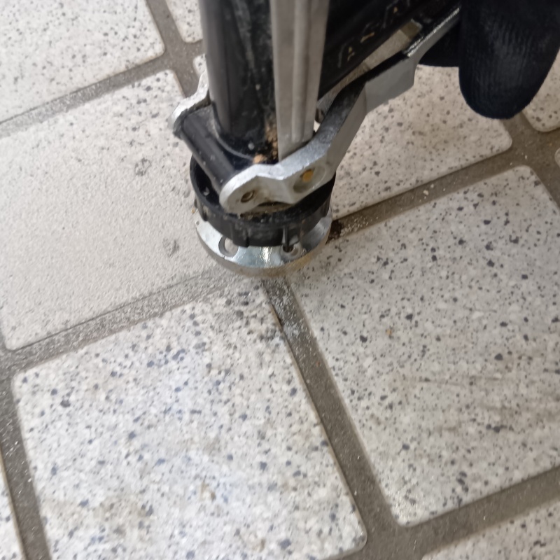 床にシロアリ駆除剤を注入