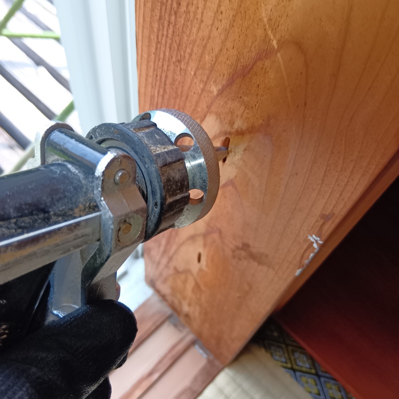 柱にシロアリ駆除剤を注入