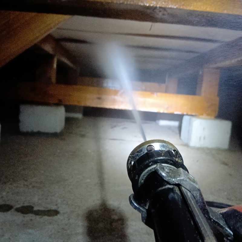 床下の木材にシロアリ駆除剤を散布