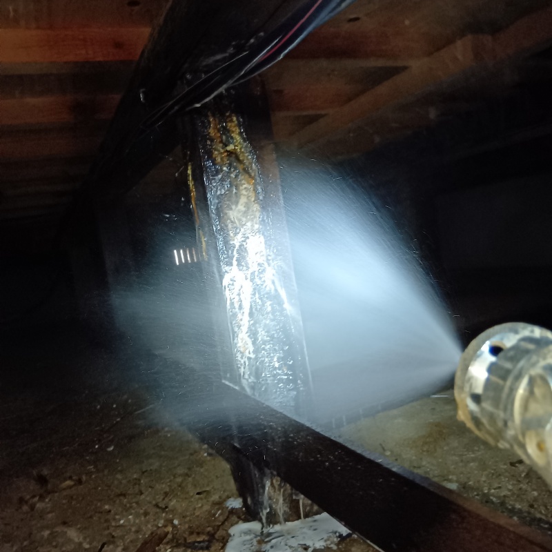 床下の木材にシロアリ駆除剤を散布