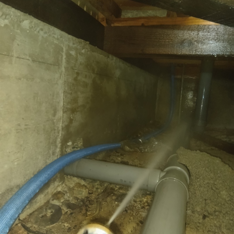 床下の地面にシロアリ駆除剤を散布