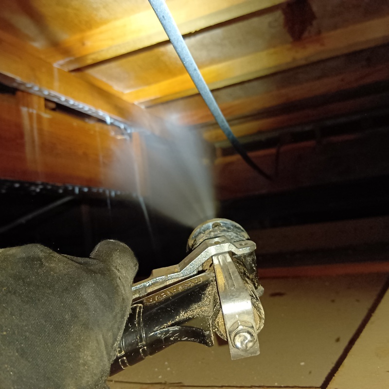 屋根裏にシロアリ駆除剤を散布