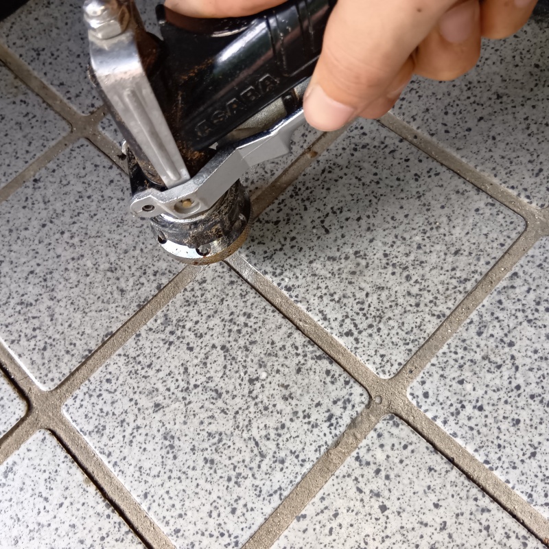 床にシロアリ駆除剤を注入