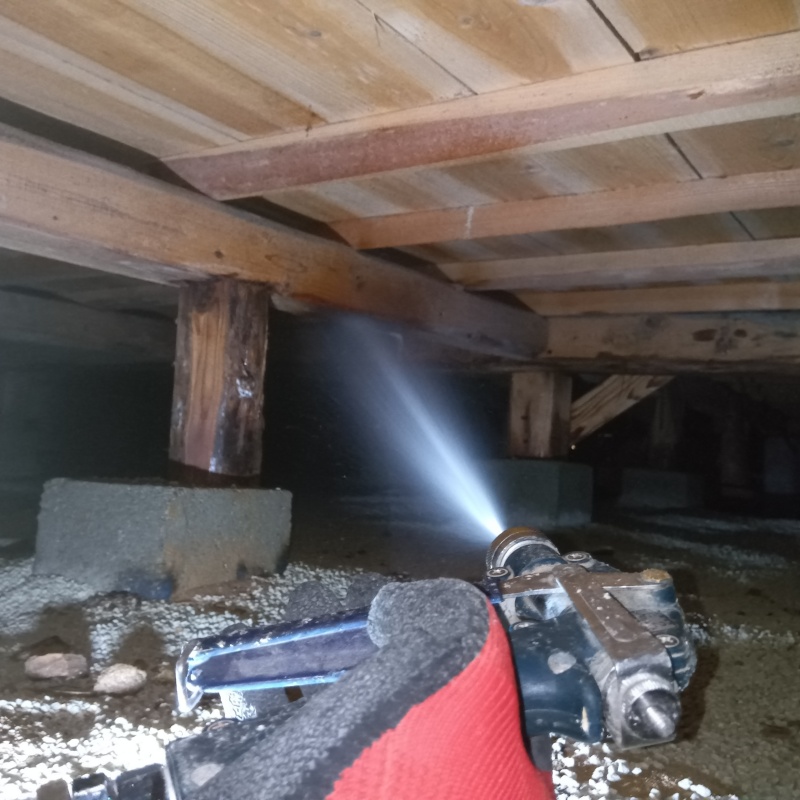 床下の木材にシロアリ駆除剤を散布