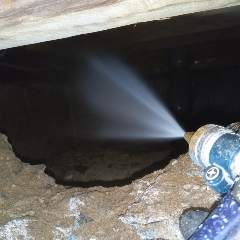 床下の地面にシロアリ駆除剤を散布