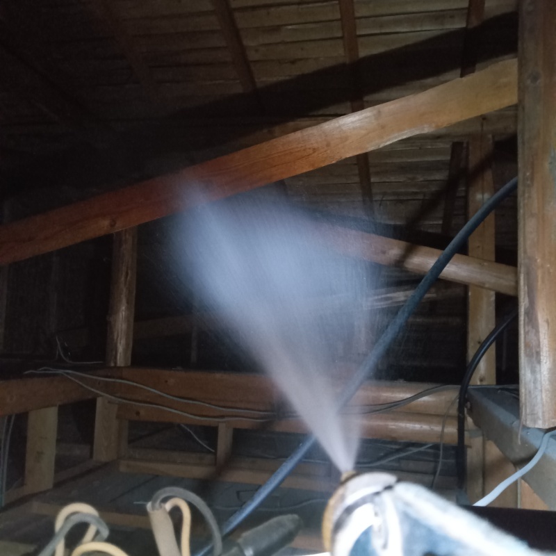 屋根裏にシロアリ駆除剤を散布