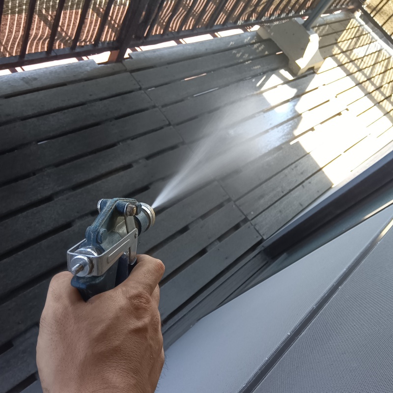 ウッドデッキにシロアリ駆除剤を散布