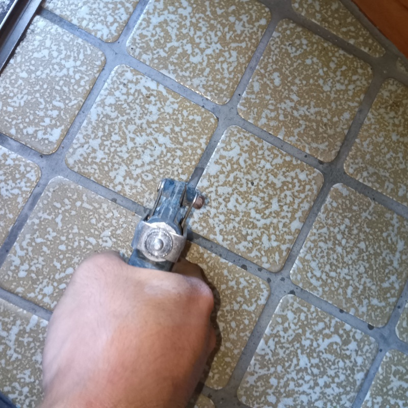 床にシロアリ駆除剤を注入