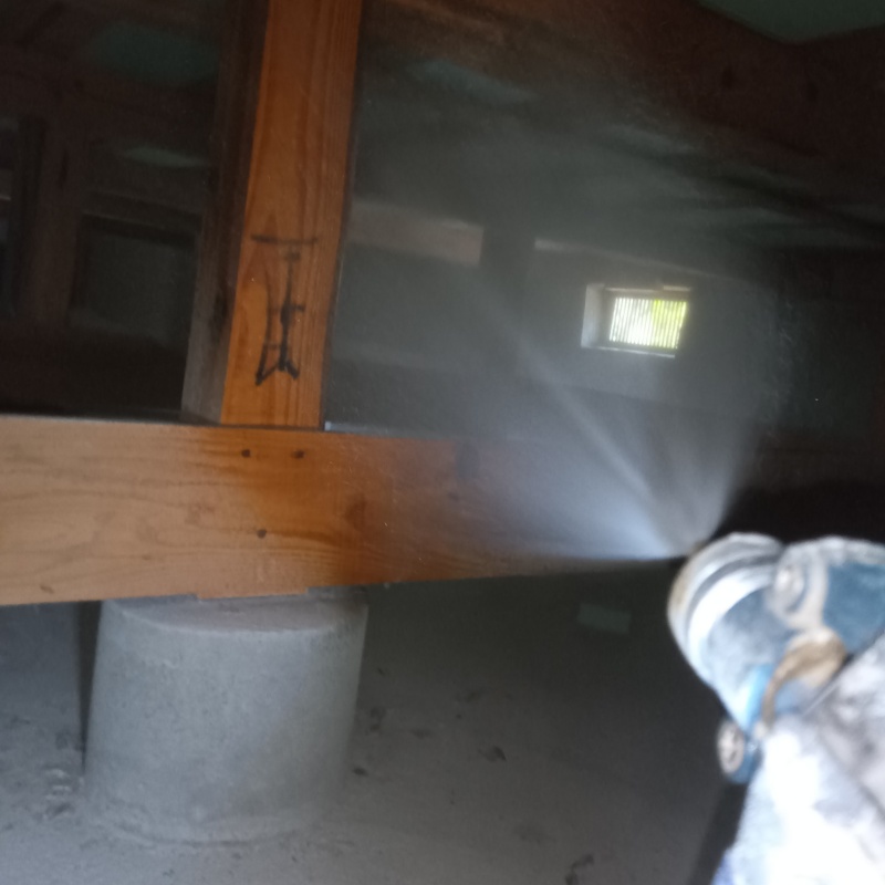 床下の木材にシロアリ駆除剤を散布