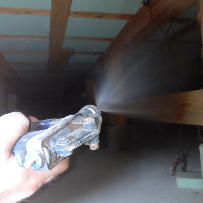 床下の木材にシロアリ駆除剤を散布