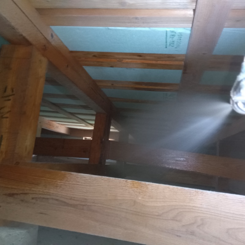 床下の地面にシロアリ駆除剤を散布