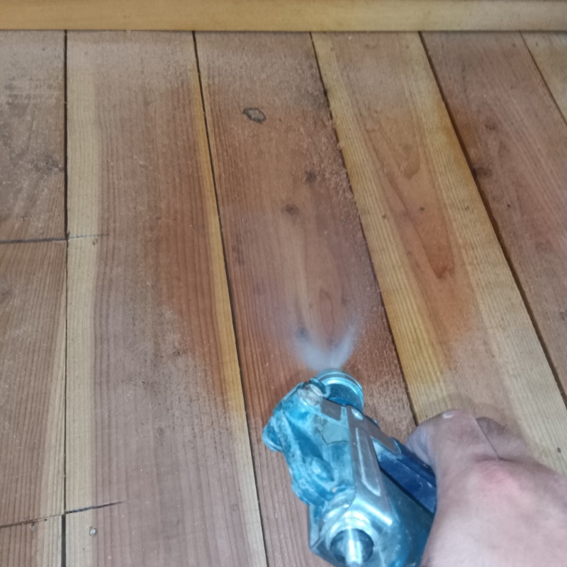 室内の床板にシロアリ駆除剤を散布