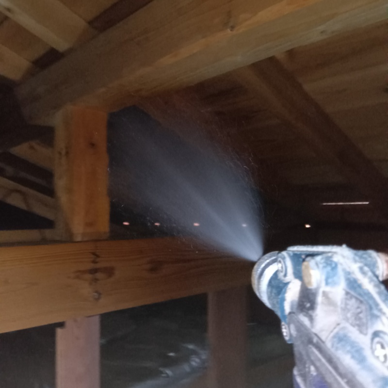 屋根裏にシロアリ駆除剤を散布