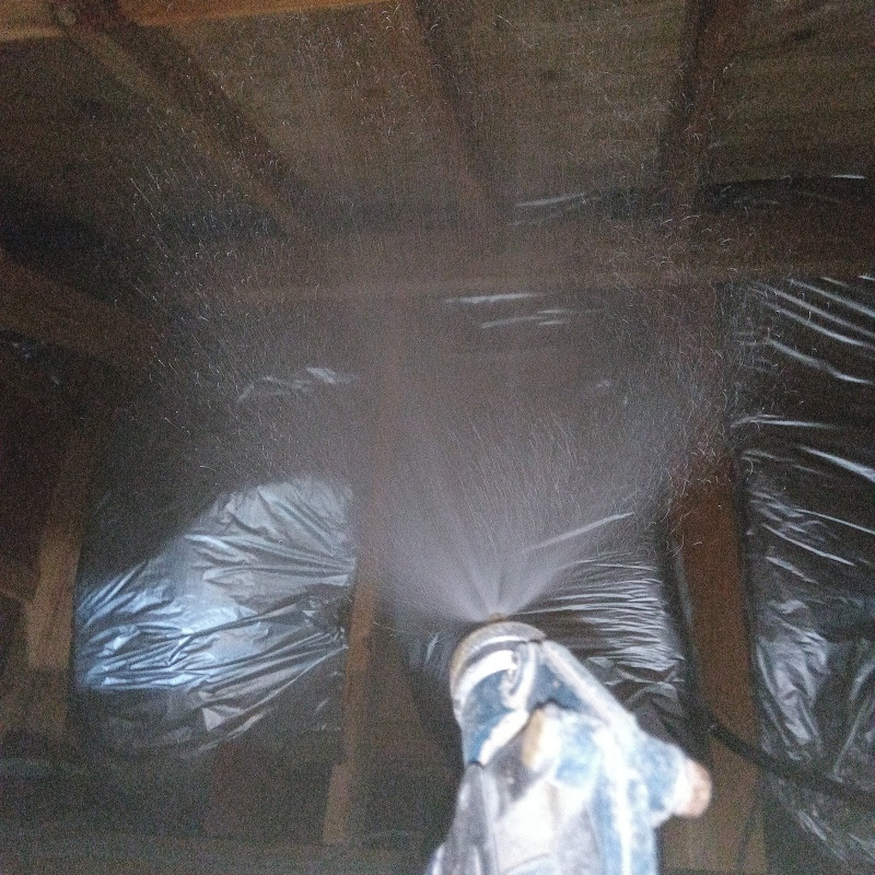 屋根裏にシロアリ駆除剤を散布