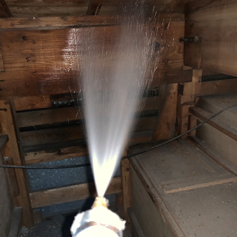 屋根裏にシロアリ駆除剤を散布